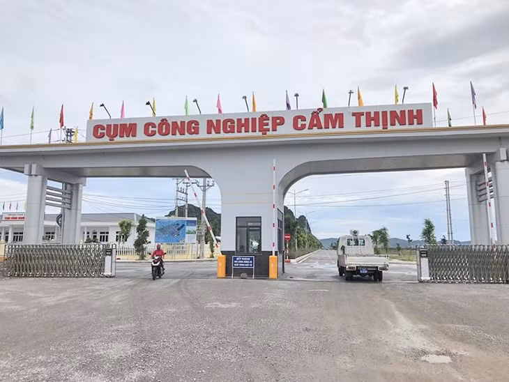 Cụm công nghiệp Cẩm Thịnh (TP Cẩm Phả) là nơi để các cơ sở sản xuất TTCN gây ô nhiễm môi trường nằm xen kẽ trong khu dân cư trê địa bàn Cẩm Phả chuyển đến. Ảnh: Cao Quỳnh.