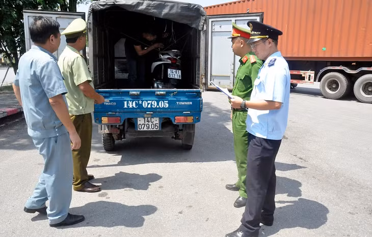 Lực lượng chức năng Trạm KSLH KM 15-Bến tầu Dân Tiến tăng cường kiểm soát chặt các phương tiện qua trạm nhằm kịp thời phát hiện, ngăn chặn các vi phạm.
