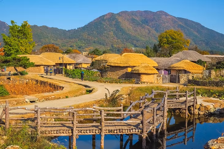 Làng dân gian Wolseong Yangdong Gyeongju là kinh đô của vương triều Silla, song làng Wolseong Yangdong lại thể hiện vẻ đặc trưng của triều đại Joseon. Xây dựng vào khoảng thế kỷ XIV, ngôi làng tập trung khoảng 150 ngôi nhà tranh mái lá truyền thống, được UNESCO công nhận là di sản văn hóa thế giới. Làng nằm trong không gian thơ mộng, bao bọc bởi những ngọn núi trùng điệp, cánh rừng nguyên sinh, đối diện là con sông và cánh đồng bát ngát. Ảnh: NavyBank.