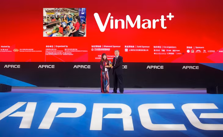 Đại diện công ty Vincommerce (VinMart & VinMart+) nhận kỷ niệm chương “Nhà Bán lẻ xanh” của FAPRA 2019.