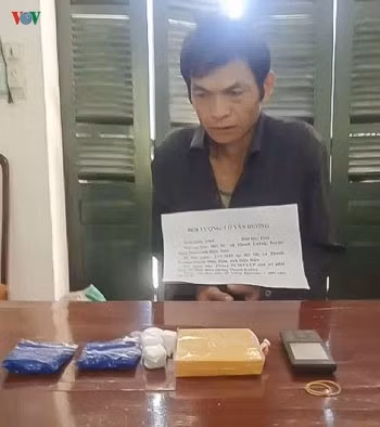 Đối tượng Lò Văn Hương và tang vật vụ án.