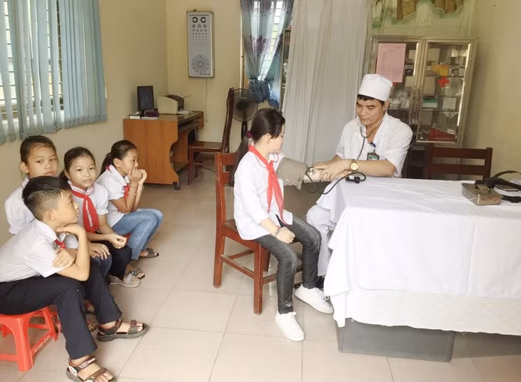 Học sinh Trường Tiểu học Hồng Thái Tây được khám sức khỏe định kỳ đầu năm học mới.