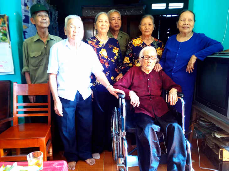 Cụ Nguyễn Thị Tê, 111 tuổi, và các con của cụ vui mừng phấn khởi nhận chiếc xe lăn do Đạo tràng Phúc Tụ trao tặng