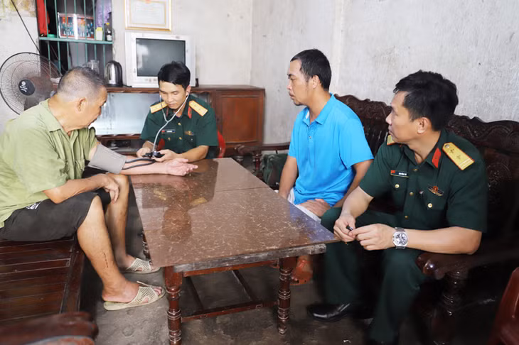 khám bệnh cho người dân.
