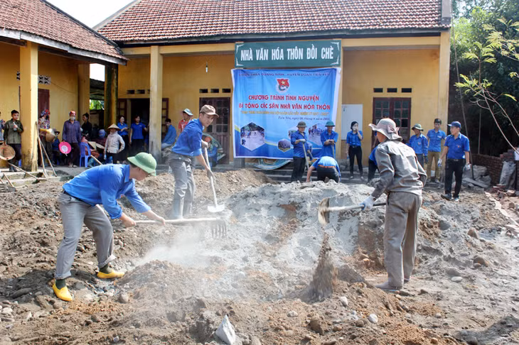 ĐVTN huyện Tiên Yên phối hợp với Đoàn Than Quảng Ninh xây dựng nhà văn hóa thôn Đồi Chè, xã... Ảnh: Trần Hoàn (CTV)