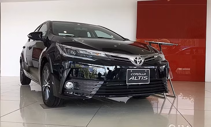 Toyota Altis tại một đại lý ở Hà Nội.