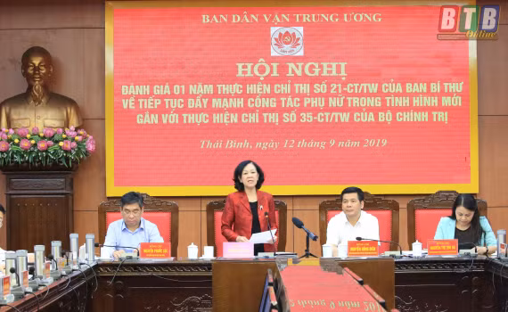Đồng chí Trương Thị Mai, Ủy viên Bộ Chính trị, Bí thư Trung ương Đảng, Trưởng ban Dân vận Trung ương phát biểu tại hội nghị.