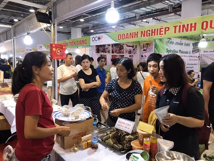 Hội chợ OCOP là địa chỉ quen thuộc của nhiều nông sản Quảng Ninh. Trong ảnh: Người dân tấp nập lựa chọn nông sản tại Hội chợ OCOP khu vực phía Bắc - Quảng Ninh 2019 