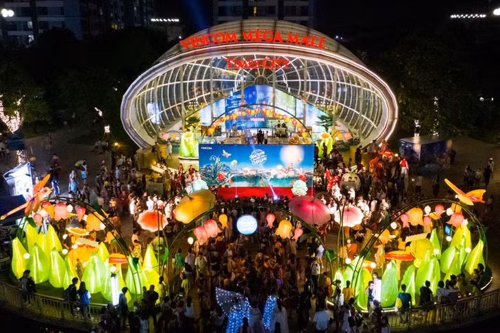 Không gian đầy mầu sắc tại Times City đã thu hút hàng trăm gia đình đến chung vui.