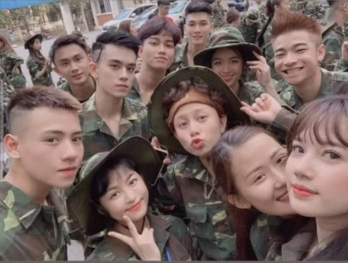 Bảo Hân cho biết mối quan hệ với các bạn cùng lớp vẫn vui vẻ và không có khoảng cách nào cả. Ảnh: FBNV.
