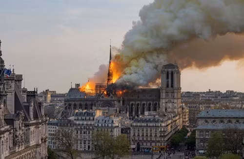 Khói và bụi bốc lên từ hiện trường vụ cháy Nhà thờ Đức Bà ở Paris, Pháp hôm 15/4. Ảnh: AFP.