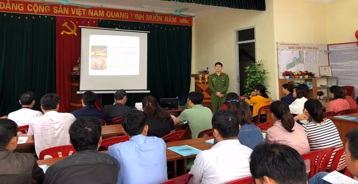 Công an huyện Vân Đồn tuyên truyền PCCC đến cán bộ, giáo viên các trường học tại địa phương.