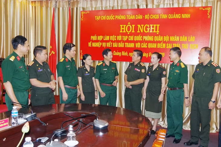 Các đại biểu trao đổi nghiệp vụ bên lề hội nghị