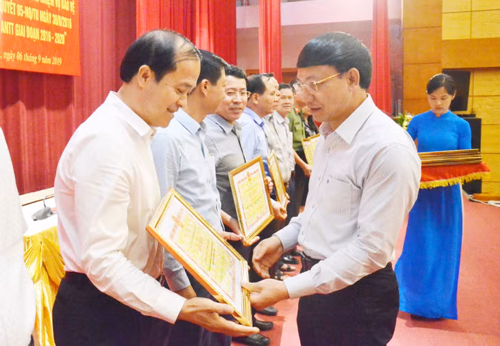 Đồng chí Nguyễn Xuân Ký, Bí thư Tỉnh uỷ, Chủ tịch HĐND tỉnh, trao bằng khen của UBND tỉnh cho các tập thể có thành tích xuất sắc trong triển khai các nghị quyết của Ban Thường vụ Tỉnh uỷ.