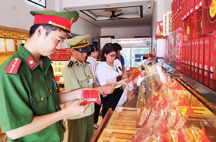 đoàn kiểm tra tại cơ sở sản xuất trên địa bàn phường Quang Trung