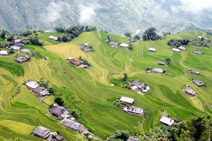 Hoàng Su Phì là một huyện biên giới thuộc tỉnh Hà Giang, nơi có những thửa ruộng bậc thang và nhiều lễ hội dân tộc đặc sắc.