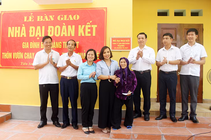 Đại diện các đơn vị trao nhà cho bà Hoàng Thị Bọt.