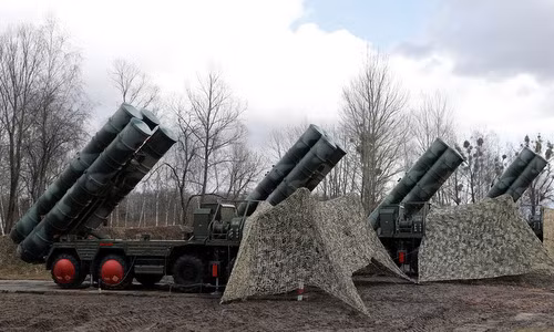 Xe phóng thuộc hệ thống S-400 được Nga triển khai năm 2018. Ảnh: Reuters.