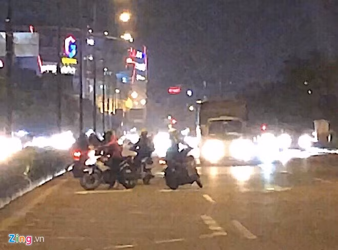 Nhiều người quay đầu xe để tránh chốt CSGT. Ảnh: Thư Trần.