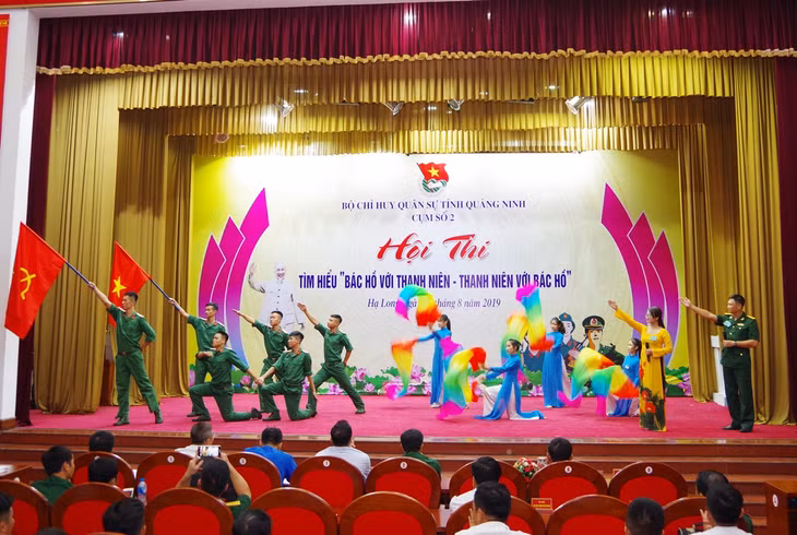 Phần thi của Ban CHQS TP Hạ Long trong Hội thi “Bác Hồ với thanh niên, thanh niên với Bác Hồ” cụm số 2. 