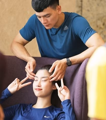 Xuân Tiền massage cho Đỗ Mỹ Linh ở "Cuộc đua kỳ thú".