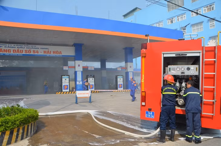 Thực tập phương án chữa cháy cửa hàng xăng dầu ở Móng Cái 