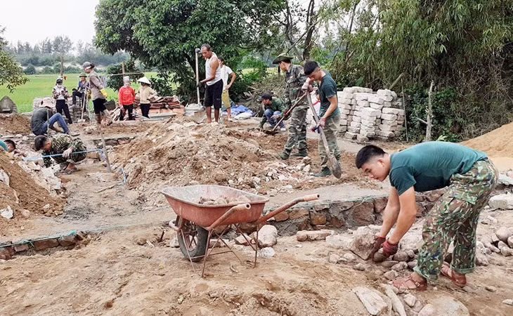 Bộ đội đảo Vĩnh Thực đóng góp ngày công xây dựng nhà ở mới cho hộ nghèo thôn 1, xã Vĩnh Thực, TP Móng Cái. 