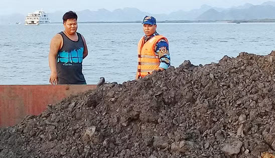 Tàu chở xít thải, than bùn do Cảnh sát biển Vùng 1 tạm giữ (Ảnh Cảnh sát biển Vùng 1).