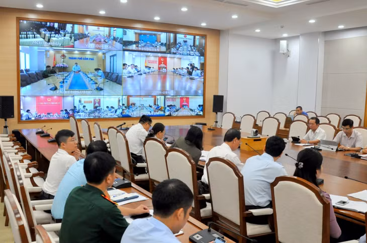 Các điểm cầu sở, ban, ngành trong tỉnh dự giao ban và đóng góp ý kiến.
