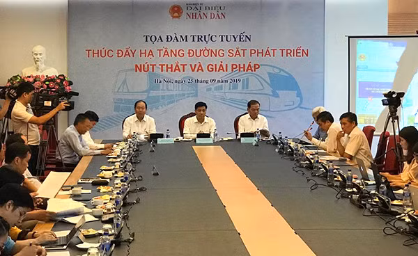Tọa đàm trực tuyến “Thúc đẩy hạ tầng đường sắt phát triển: nút thắt và giải pháp” do Báo Đại biểu Nhân dân tổ chức.