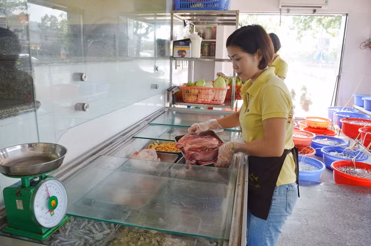 Khu vực chế biến thực phẩm của Nhà hàng Quảng Hiền (TP Cẩm Phả). Ảnh: Nguyễn Hoa