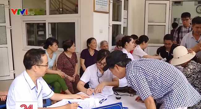 Bệnh nhân đến khám và xét nghiệm theo dõi nhiễm độc thủy ngân.