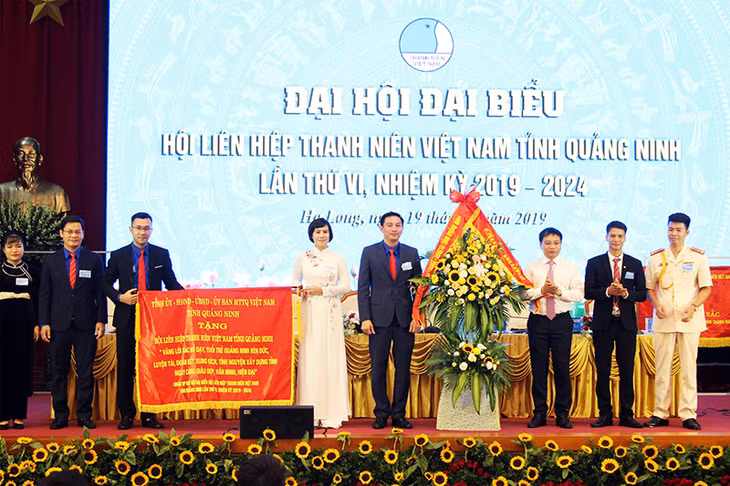 Đồng chí Nguyễn Văn Thắng, Chủ tịch UBND tỉnh tặng hoa và bức trướng cho Hội LHTN Việt Nam tỉnh Quảng Ninh.