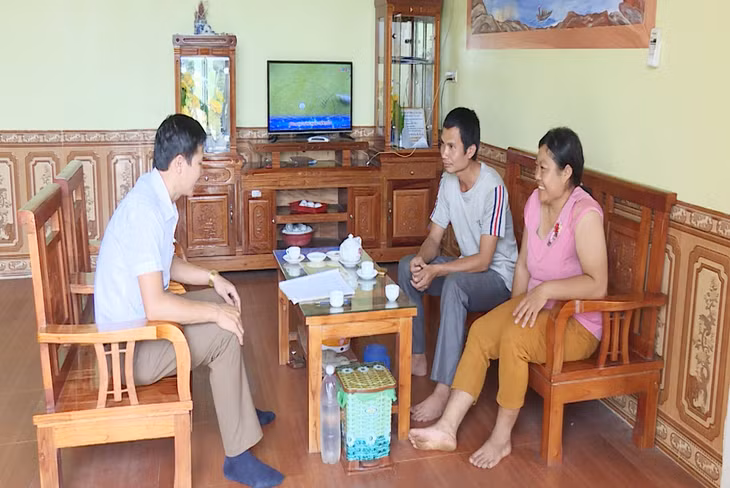 Gia đình anh Bàn Văn Quý, thôn Khe Giếng, xã Lương Mông là một trong những hộ tình nguyện viết đơn thoát nghèo. 