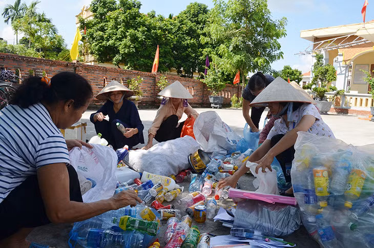 Hội viên Chi hội phụ nữ khu 6, phường Thanh Sơn tham gia phân loại rác thải nhựa. (Ảnh: Nguyễn Chiến)