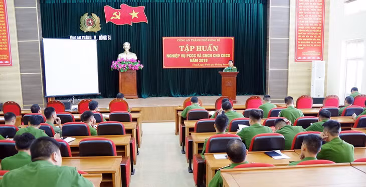Tập huấn lý thuyết về PCCC&CNCH cho CBCS Công an Uông Bí.