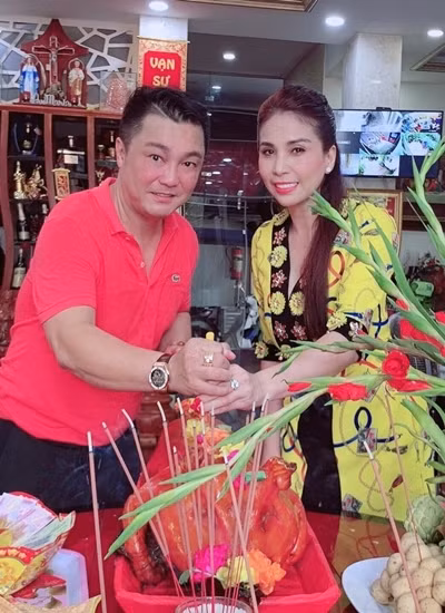 Lý Hùng - Lý Hương cúng tổ tại nhà. Ảnh: L.H.