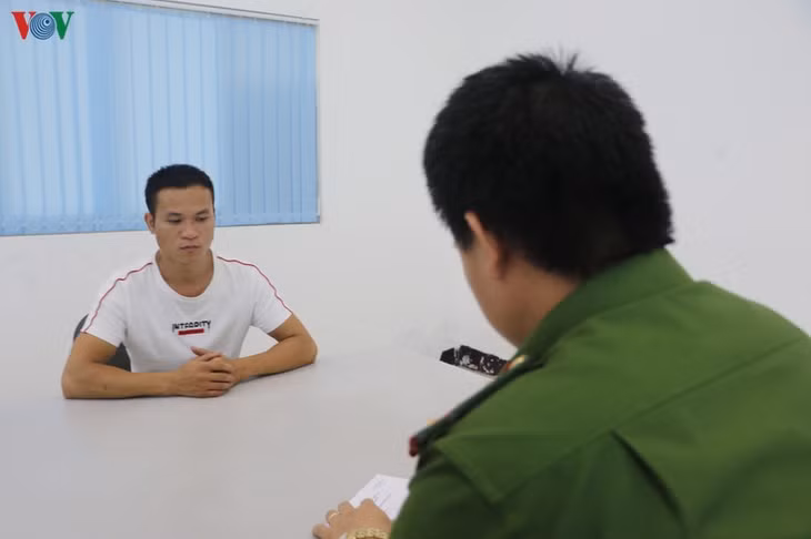  Công an lấy lời khai một trong 4 đối tượng.
