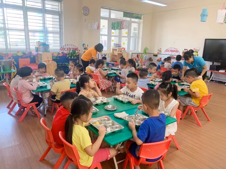 Trường Mầm non Hạ Long tổ chức ăn bán trú cho học sinh. 