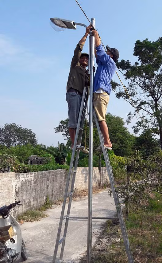 Nhân dân thôn 7, xã Hạ Long lắp đặt điện chiếu sáng ngõ xóm.