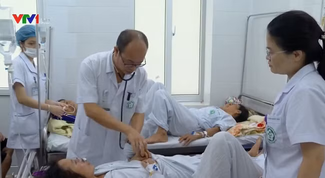 Bác sĩ thăm khám cho bệnh nhân mắc bệnh Whitmore.