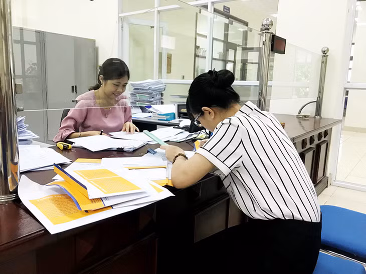 Nhân viên bưu điện giao dịch tại Bộ phận 