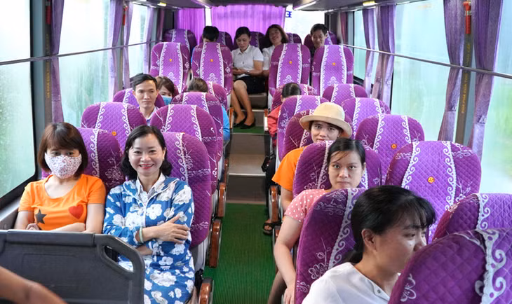 Niềm phấn khởi của các thầy cô giáo trên chuyến xe đầu tiên.