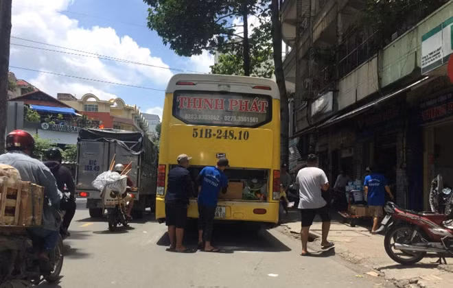 Xe Thịnh Phát đứng đón khách và lên hàng gây cản trở giao thông trên đường Sư Vạn Hạnh, quận 5.