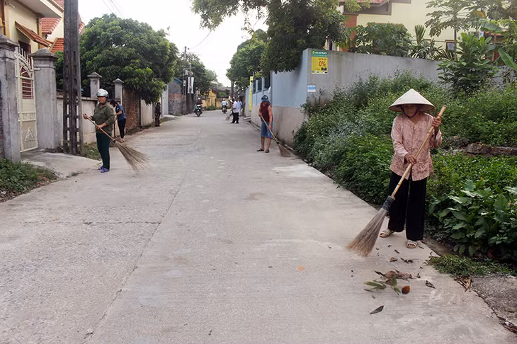 Người dân trên địa bàn thị xã Quảng Yên ra quân dọn vệ sinh môi trường tại khu dân cư.