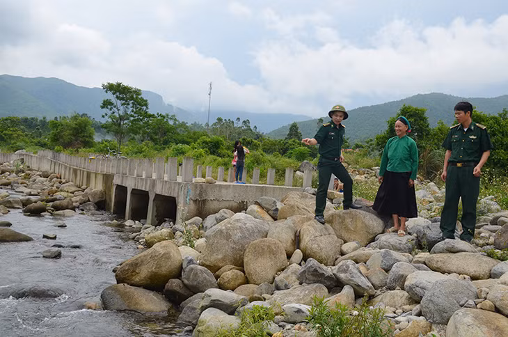 Cán bộ Đội vận động quần chúng của Đồn BPCK Hoành Mô vận động nhân dân trên địa bàn xã Hoành Mô tham gia bảo vệ đường biên, cột mốc biên giới