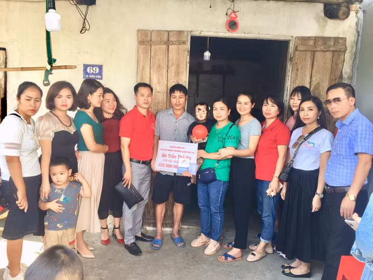 Đại diện các nhóm thiện nguyện tỉnh Quảng Ninh trao tặng trên 220 triệu đồng cho cháu Trần Thế Đà, thôn 1, xã Quảng Chính Hải Hà