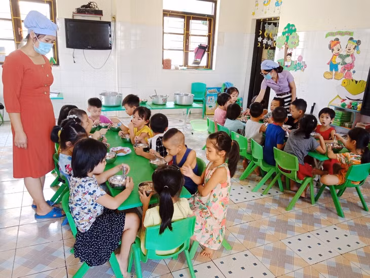 Trường Mầm non Thị trấn Bình Liêu thực hiện tốt các quy định về vệ sinh an toàn thực đảm bảo bữa ăn cho học sinh bán trú.