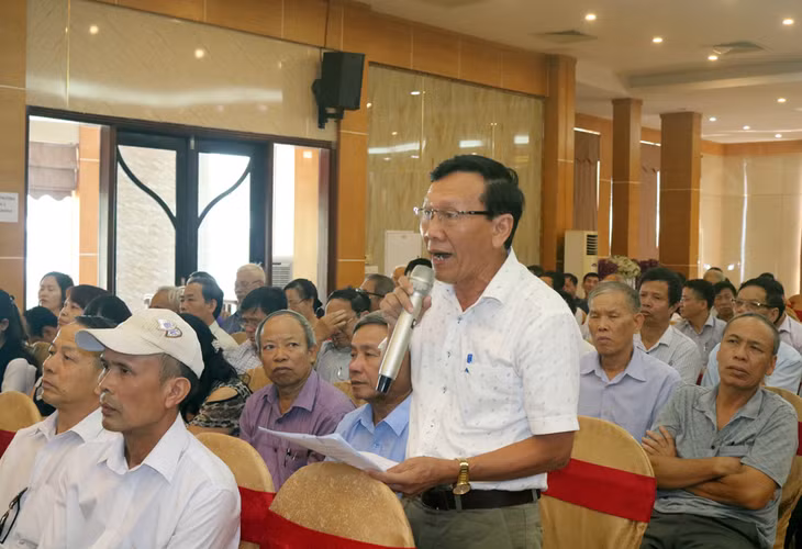 Cử tri TP Cẩm Phả phát biểu ý kiến tại buổi tiếp xúc cử tri.