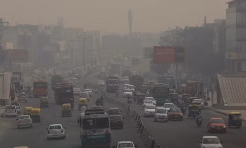 Con đường ở thủ đô Ấn Độ ngập trong khói bụi hồi tháng 11/2018. Ảnh: Reuters.